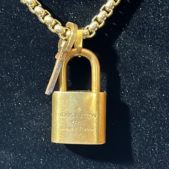 STACK! LOUIS VUITTON LOCK AND KEY #307 WITH GOLD PLATED STAINLESS STEEL CHAIN. - Picture 5 of 16